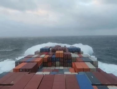 Τι γίνεται όταν ένα φορτηγό πλοίο με κοντέινερ συναντά θύελλα στον Ατλαντικό
